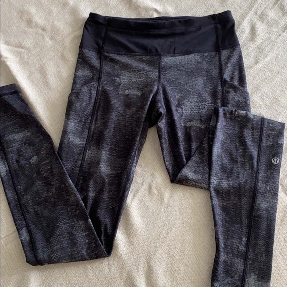 Lululemon dark grey and black work out leggings